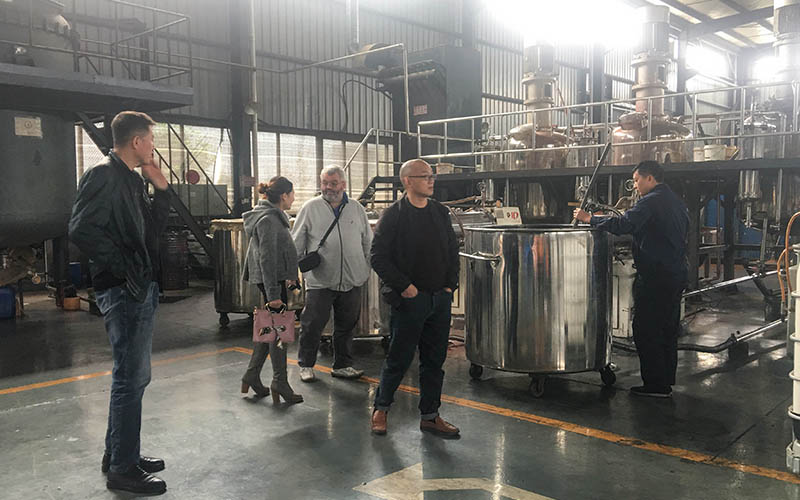 麦尔化工陪同客户参观工厂